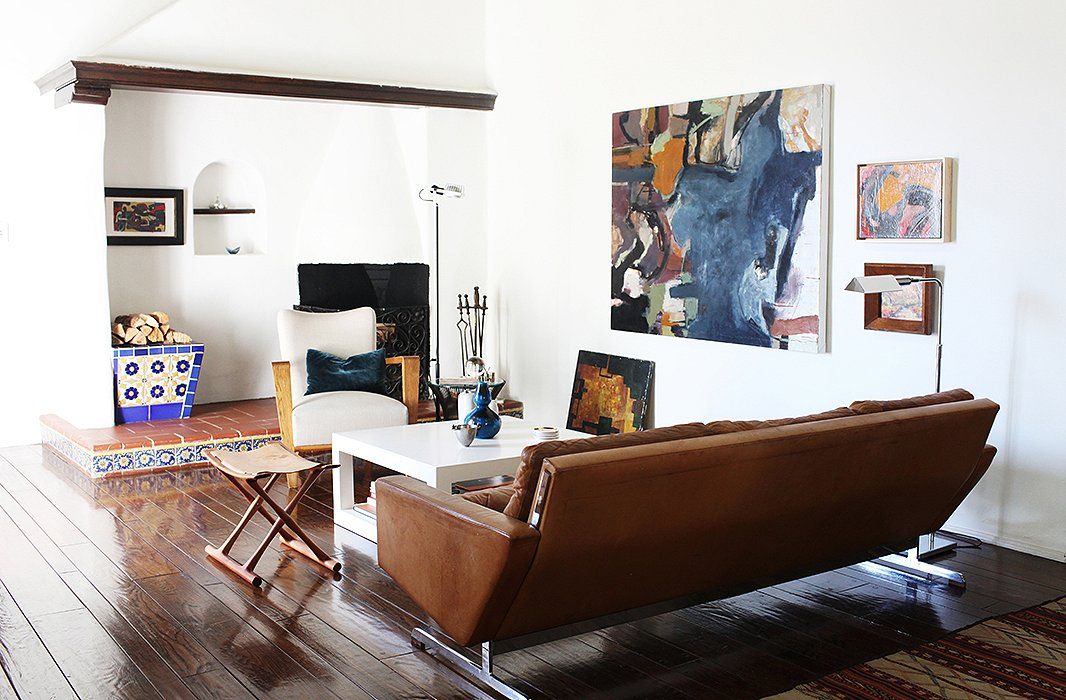 HOTHOTRadiators's tweet photo. Desert interiors? Touch of leather, abstract artwork and wood furniture are the key for this modern summer look https://t.co/ZBDCq3LQD3 #Dsg https://t.co/04lej2gDpw