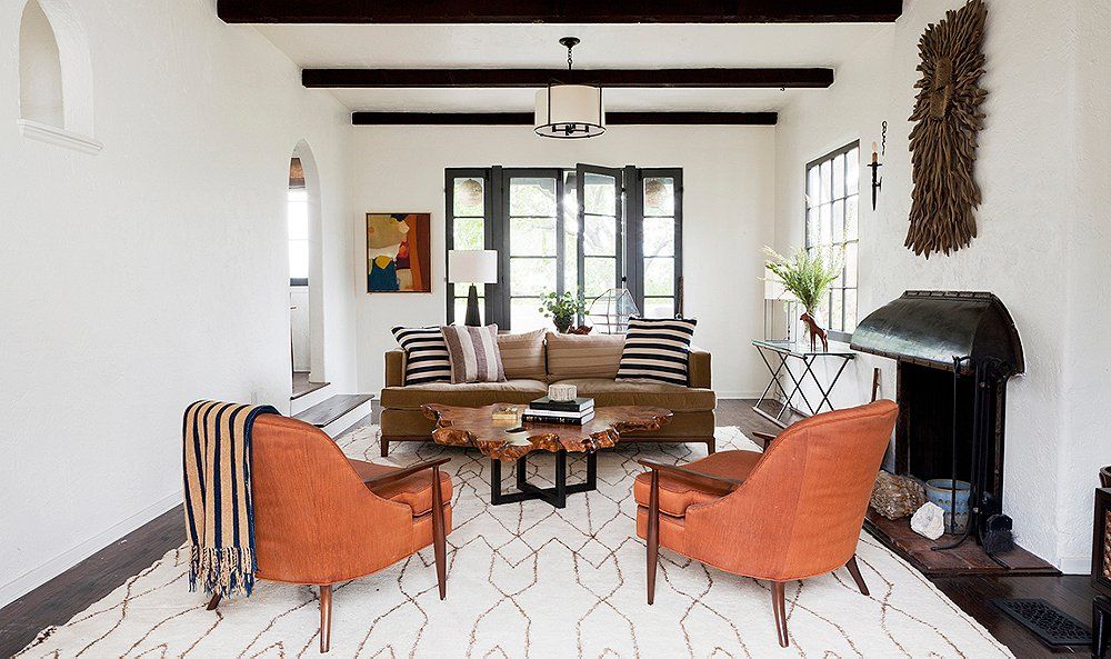HOTHOTRadiators's tweet photo. Desert interiors? Touch of leather, abstract artwork and wood furniture are the key for this modern summer look https://t.co/ZBDCq3LQD3 #Dsg https://t.co/04lej2gDpw