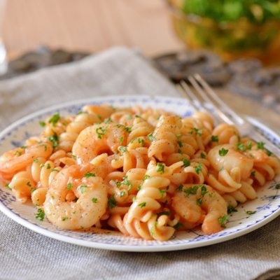 Menuterraneo_Es's tweet photo. ¡Pasta con camarones! Rico en carbohidratos y bajo en grasas, dieta sana.😋https://t.co/iOk619YCzN😋 #MenuterraneoApp #DietaMediterranea https://t.co/0BKrgZX5dq
