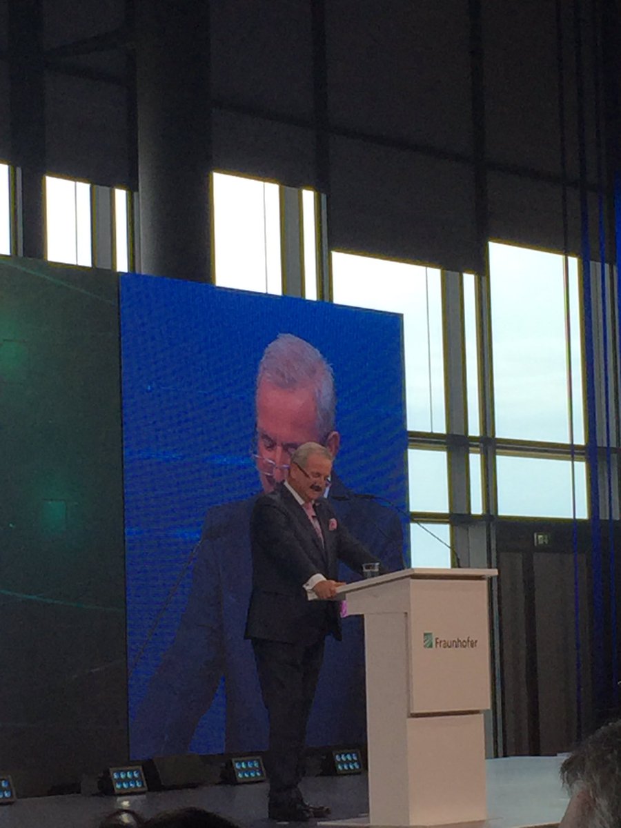 Fraunhofer's tweet photo. "Gemeinsam mehr zu erreichen als allein - das ist ein Erlebnis, das verbindet." Prof. Neugebauer auf der Jahrestagung 2017. #real_digital https://t.co/4cYONpQ8cu