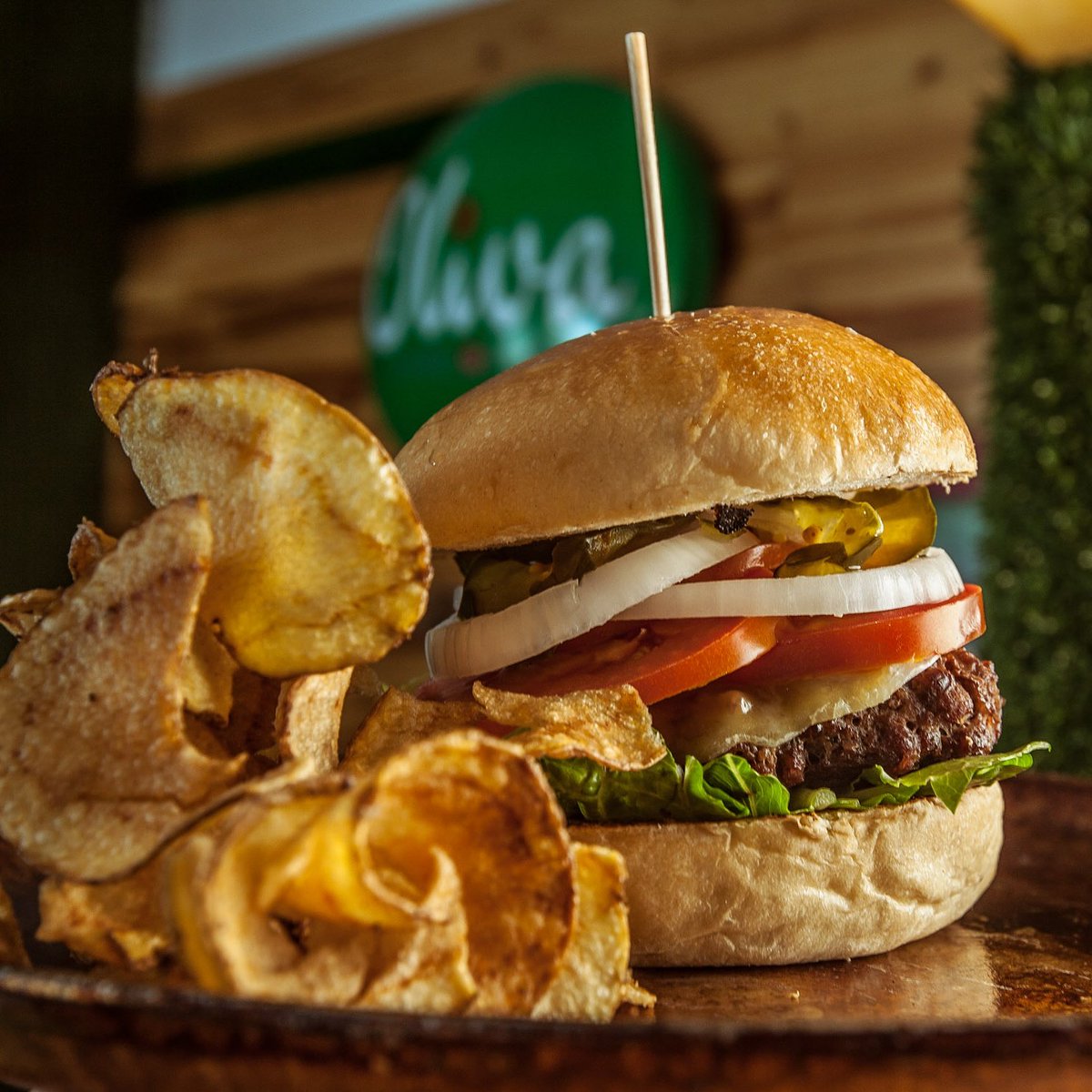 TuOliva's tweet photo. Nos enamoramos de ésta #AmorClasico 🍔 con las mejores #PapasChips hechas en casa 😍💚 #OlivaBurgers #DateUnGusto #EstoEsVida #TuOliva https://t.co/aTHCMjpCyT