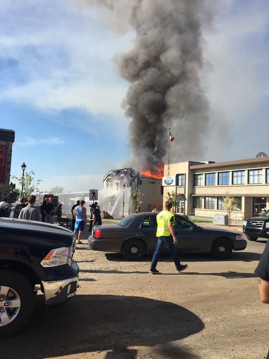 Jaz_MacD's tweet image. Edson is literally Lit since Ika arrived #ikatakesedson #bbcan5 @theikawong @DemetresBBCAN #bigactioninasmalltown