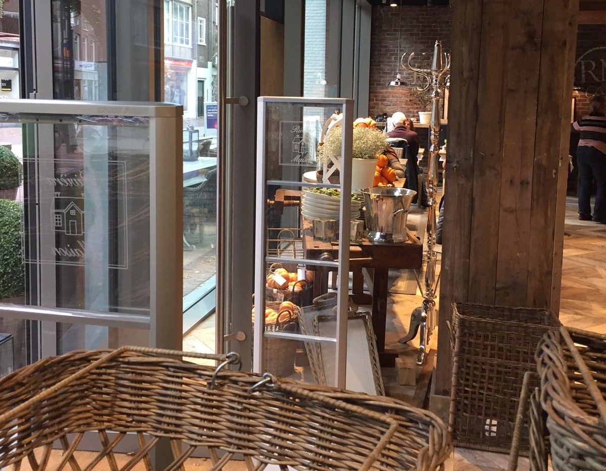 resatec's tweet image. De beveiliging gaat mooi op in het interieur van @RivieraMaison. Met #Resatec staat u er als #retailer nt alleen voor. #makeyourretailgrow