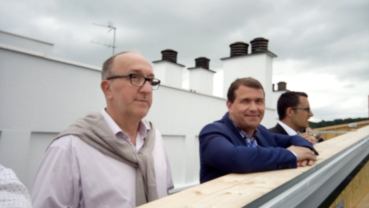 VilledeMaromme's tweet photo. La visite se poursuit sur le toit de la tour Normandie @DavidLamiray, @DidierhHardy, @habitat_76. Vue imprenable sur tour Picardie rénovée. https://t.co/A5vQCzauk2