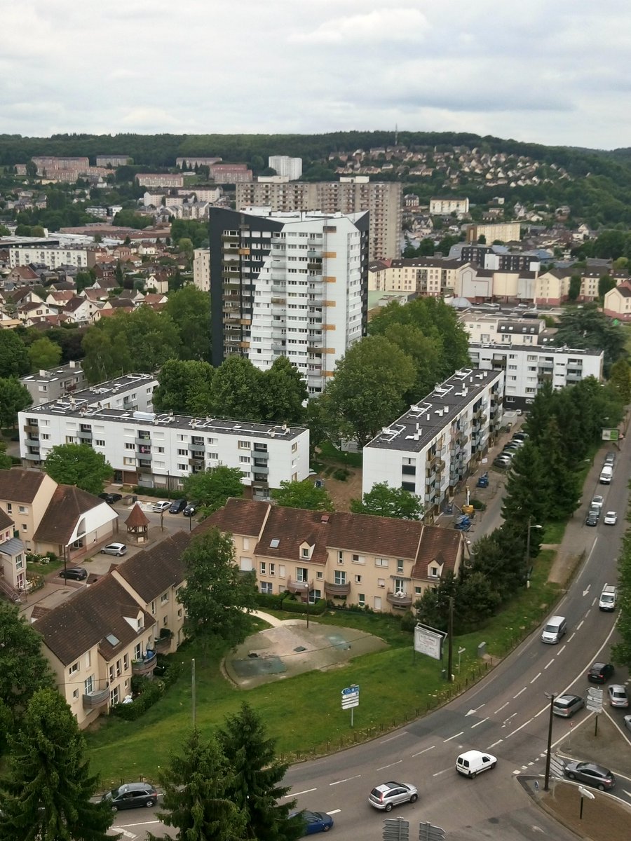 VilledeMaromme's tweet photo. La visite se poursuit sur le toit de la tour Normandie @DavidLamiray, @DidierhHardy, @habitat_76. Vue imprenable sur tour Picardie rénovée. https://t.co/A5vQCzauk2