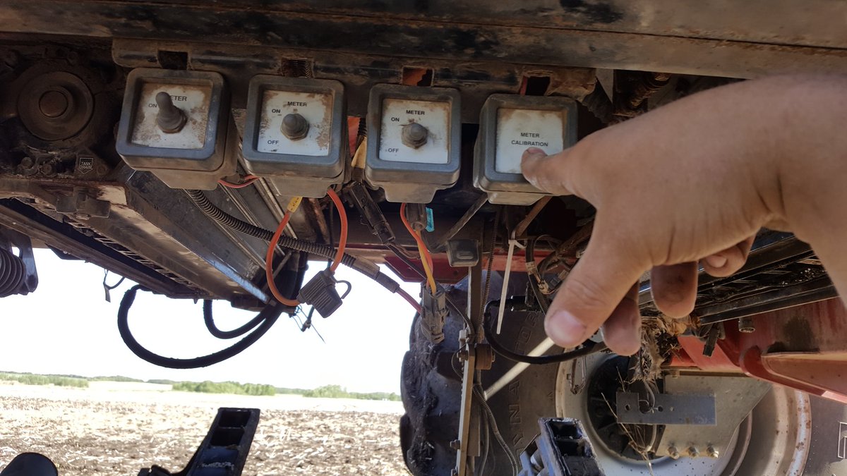 jasontkachuk's tweet image. #grainfarmproblems getting a sore finger when calibrating a cnh variable cart using a segmented roller. #plant17