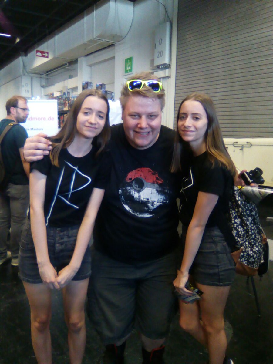 Janinehoch2's tweet photo. Und natürlich haben wir auch diese wundervollen Menschen getroffen. :3
Danke dafür ;-; <3
#RPC17 https://t.co/2tPkUUyGxI
