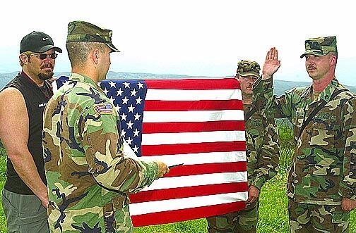 tobykeith's tweet photo. "There's a lot of men dead, so we can sleep in peace at night when we lay down our head." 2002 @the_USO Tour. #TroopsTuesday https://t.co/DCE5rudgCt