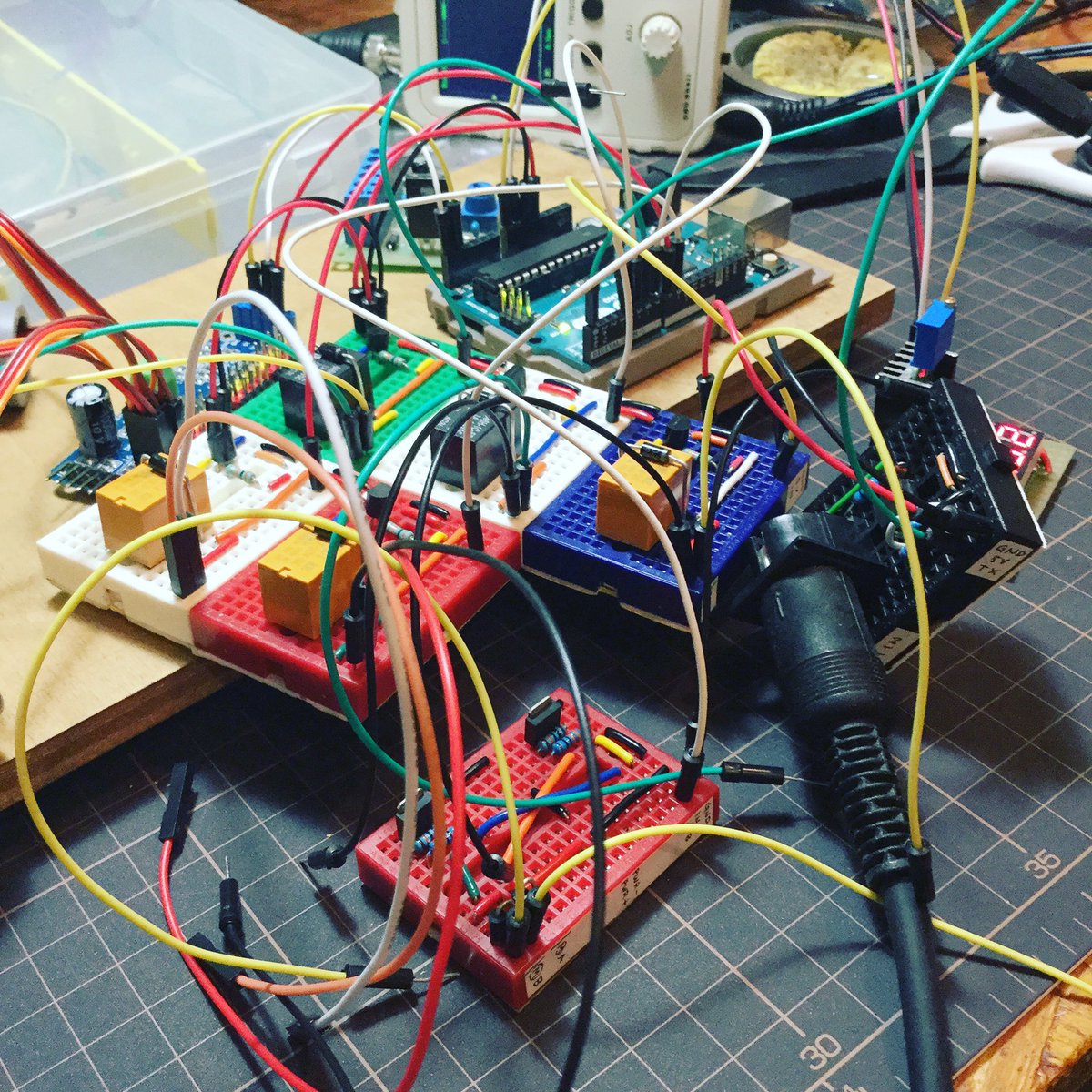 大島武宜 Senkawos タとエ A Twitter ミシンやカメラ ドラムロボット ソレノイドをmidiで扱うために組んでいる回路の現在の様子 スパゲッティ感が出てきたので ケースを作って整理します 大島武宜と働く機械 楽しい自由工作シリーズ Arduino Breadboard 大島武宜 Senkawos タとエ A Twitter ミシンやカメラ ドラムロボット ソレノイドをmidiで扱うために組んでいる回路の現在の様子 スパゲッティ感が出てきたので ケースを作って整理します 大島武宜と働く機械 楽しい自由工作シリーズ Arduino Breadboard