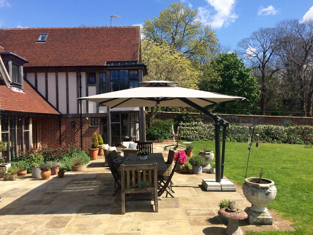 WellsUmbrellas's tweet photo. A recent to delivery to a customer in Kent - A Piazza parasol with Grigio canopy and a moveable surface base.
#gardenparasol #summerishere https://t.co/hZEGSDFHkz