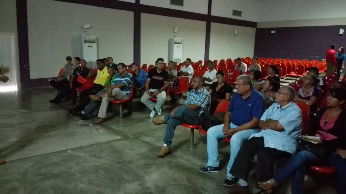 RosaTor73550214's tweet photo. Asamblea con los consejos c. Gobierno municipal, Estudiantes y representantes del transporte del M. Baralt, dIalogar sobre el pasaje https://t.co/nXzJ3es7jZ
