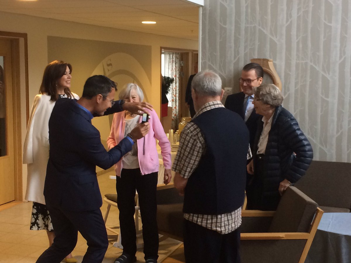 henkennedy's tweet photo. Prins Daniel och Anne Wessel, 77, fick en pratstund och fotades av min chef vid dagens danska statsbesök på Aleris Båthöjden i Nacka. https://t.co/yFHcu0pVej