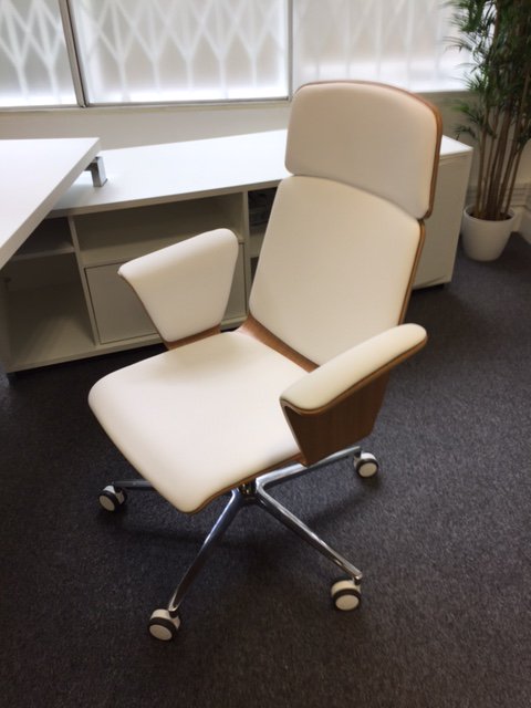 CompassFurnitur's tweet image. Sunny days in Clerkenwell with #cdw2017