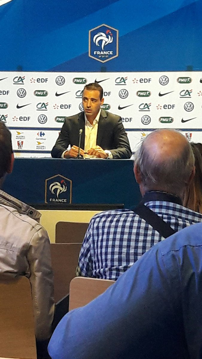 julienvilleret's tweet photo. Bienvenue Olivier Echouafni & la @FFF pour l'annonce chez @EDFofficiel de l'équipe de France féminine #EURO2017 !
#EclaironsLesBleues 🇫🇷⚽️💡 https://t.co/XmF0aXxefC