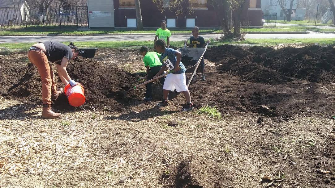 AUAChicago's tweet photo. Our 3rd "Raise the Barn #cropmob" #urbanag volunteering w/ @SlowFoodChicago this Sat @ Star Farm on S. Side! Details https://t.co/L9uS0VL4Gm https://t.co/EBmAst6Buc