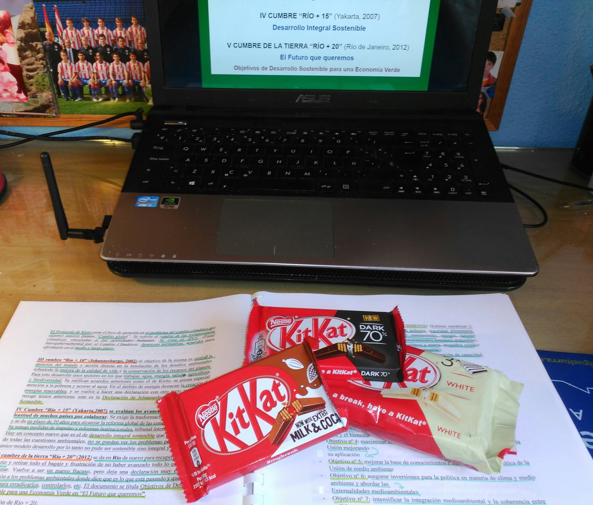 vjm220607's tweet photo. @chocolatenestle voy a tomarme #MiRespiro 📚📖📚 y comerme un buen @kitkatspain 🍫🍫🍫🍫
Pero cuál elijo?
#BreakDecisions #SoyChocolatista #MyBreak https://t.co/LkzO4fNijh