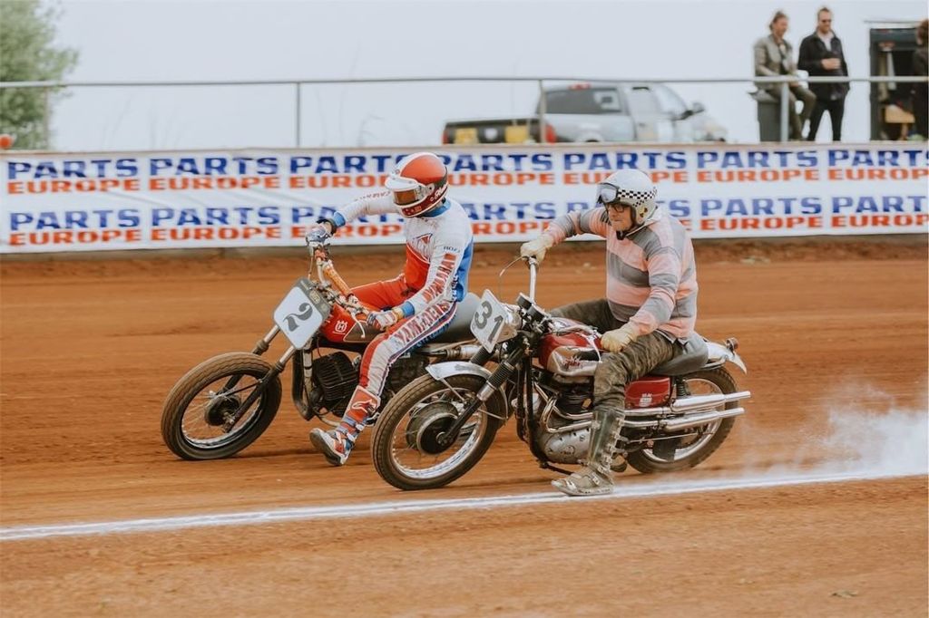 CafeRacerPasion's tweet photo. 🏁 https://t.co/qO3VRnHPVo 🏁 HELLS RACE from Speedway Lelystad in the Netherlands - Gallery by MotoRausch [TAGS] #caferacerpasion #hellsrace https://t.co/yeVa95obQ5