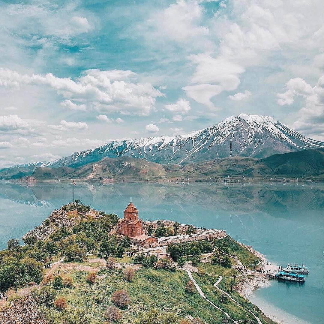 ask_local's tweet image. That feels straight out of a fairytale book.⠀
.⠀
Beautiful background giving it almost unreal view..⠀
.⠀
⠀
#turkey #asklocal