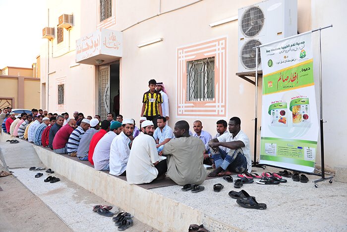 Jomhor_Alommah's tweet photo. باسم المشرف العام لــ #قروب_جمهور_الامة عطية محمد الزهراني قام أعضاء القروب اليوم بمواصلة جهودهم في توزيع وجبات افطار صائم في حي الرويس بجدة https://t.co/rRKVZ42XuJ