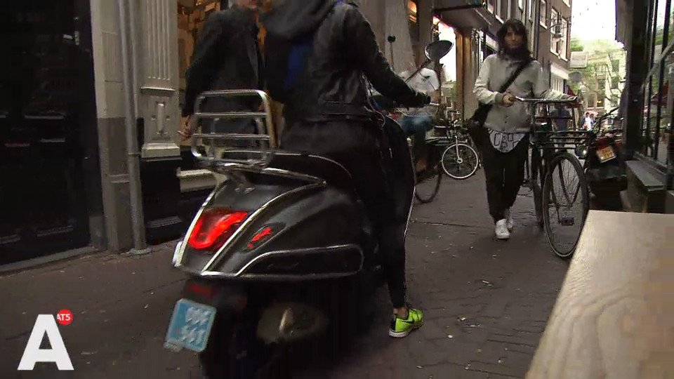 Veel breder dan 2,5 meter is de Raamsteeg niet maar dagelijks trekken er wel hordes fietsers en scooters langs at5.nl/s/I7m