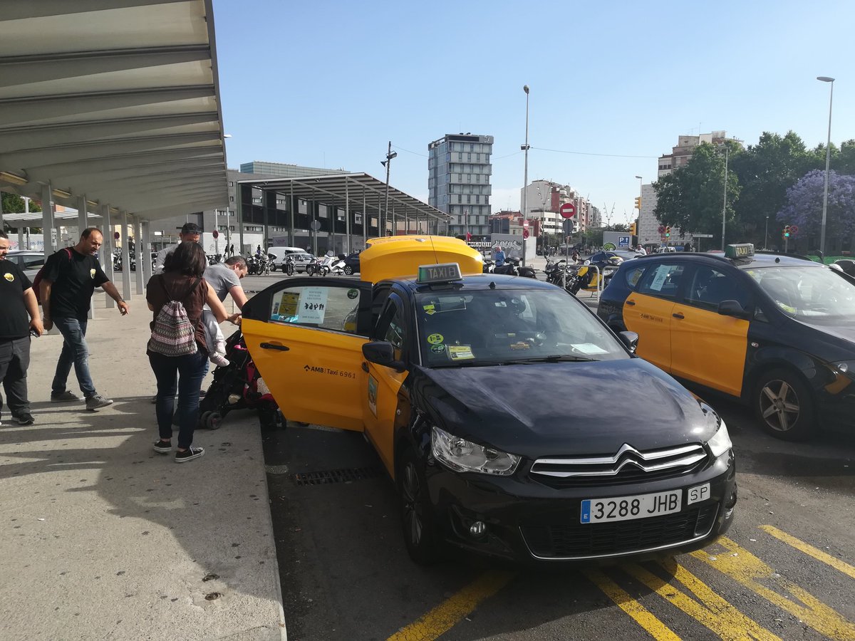 Elite_TaxiBcn's tweet photo. #Taxienlucha servicio urgente en este caso un bebé al #Hospital @SJDbarcelona_es  #TaxistaVoluntarios https://t.co/QrmE1TppMl