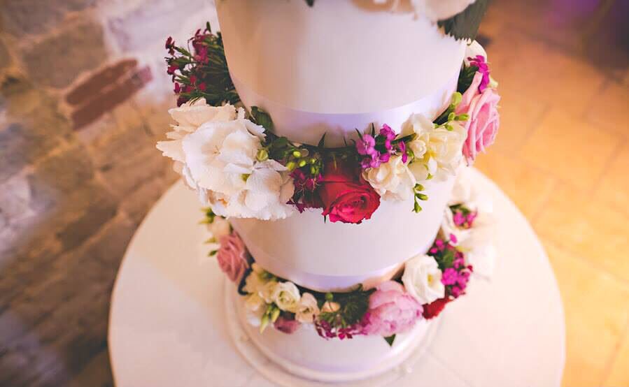 ExtraOCake's tweet image. Beautiful photo of our most recent wedding cake! Stunning venue too! @TitheBarnHants #wedding #hampshire #freshflowers