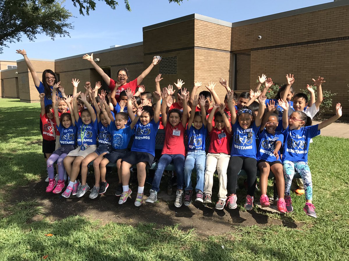 Martin_Mustangs's tweet photo. Mustangs enjoyed their Field Day! @FirstDLMustangs @garcia_teacher #thesuncameout #hadfunanyway https://t.co/MKCpSnOuGV