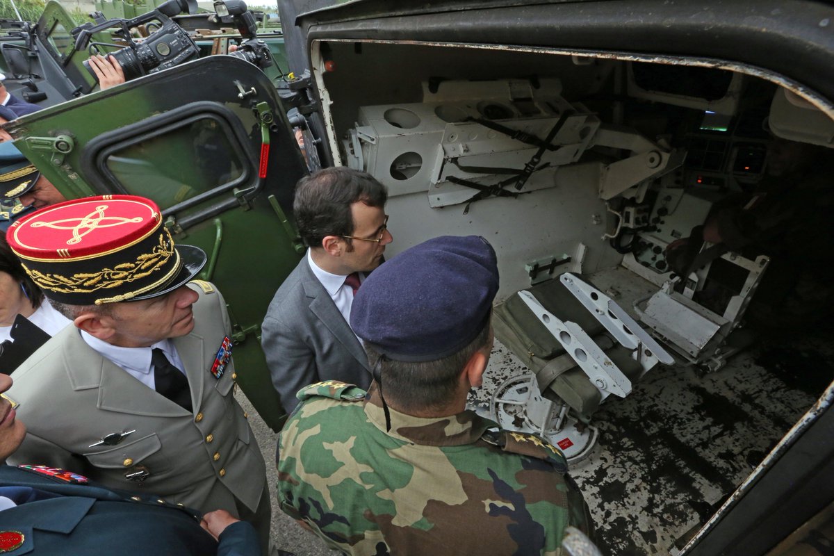 بالصور.. الجيش اللبناني يتسلم أسلحة فرنسية لمكافحة الإرهاب DBFqdsoXcAUtzaa