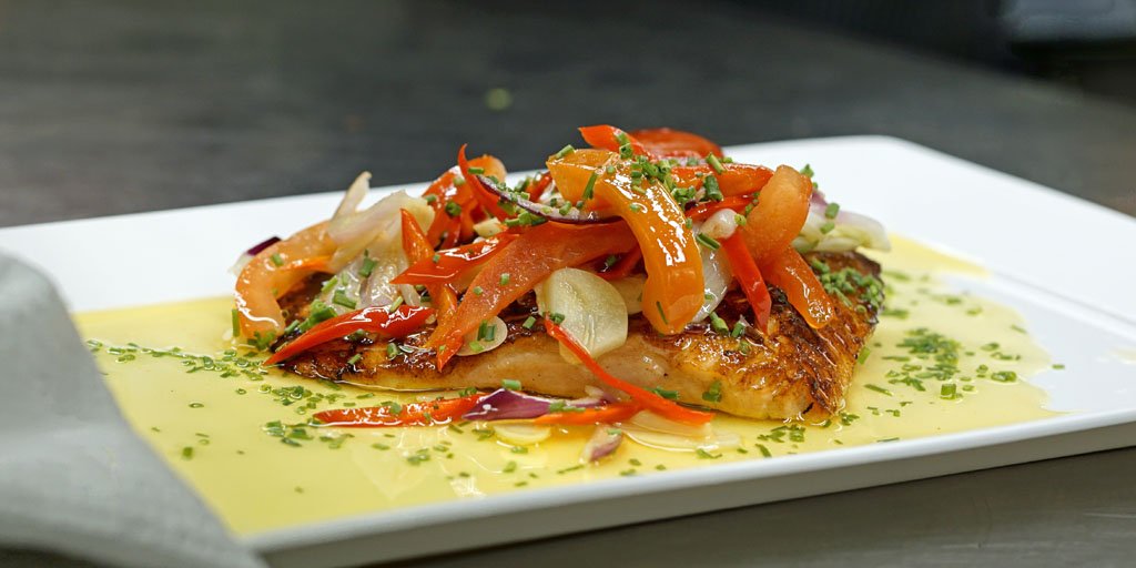 DieWaid's tweet photo. Salmon fillet tranche with chilli-garlic butter. #foodie https://t.co/6cz3gB779J