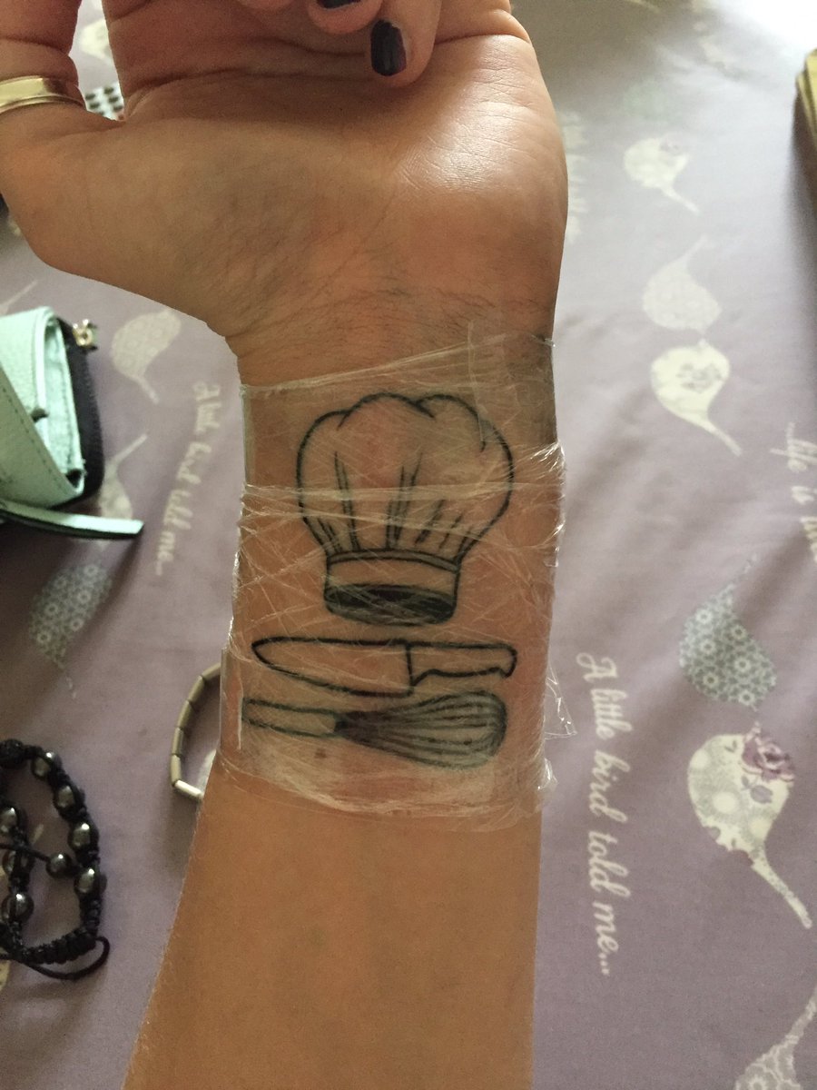 HannahN199311's tweet photo. New tattoo #borderlinetattoos #newtattoo #tattoo #traineechef #chef #cheflife #chefsoftwitter https://t.co/E2OI2Ks0dE