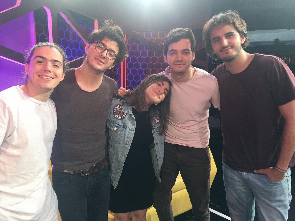 nathcampost's tweet photo. No paro de estar enamorada de estos seres 😍🙌🏻🎶 https://t.co/AC1JJyWs5c
