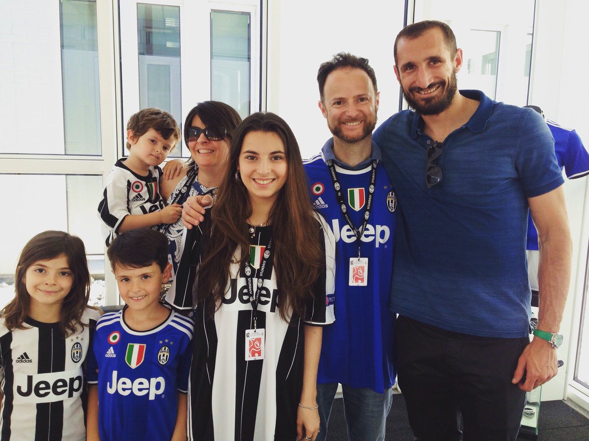 wishraiser's tweet photo. Incontrare Giorgio Chiellini ed i giocatori della Juventus FC a Vinovo sostenendo @insuperabili_it ? Sogno realizzato! ✅ #wishraiser https://t.co/JQ8eJUFO9u