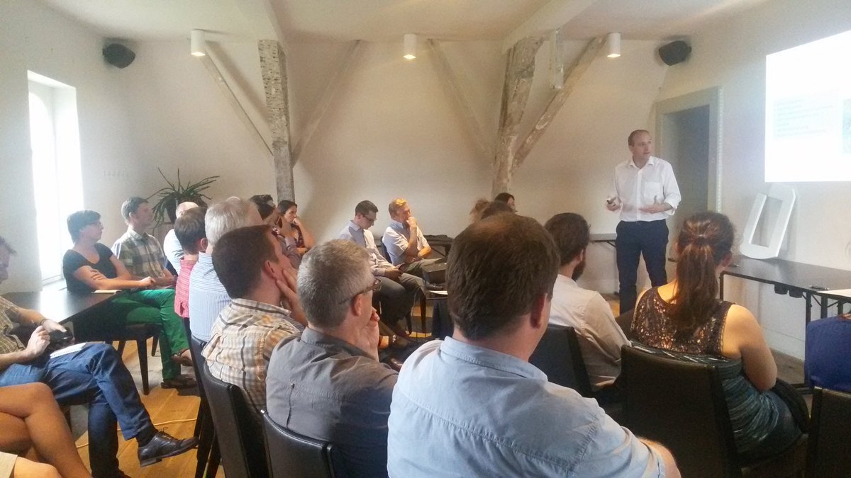 ilsevervloesem's tweet photo. Een volle zaal en veel aandacht voor @wimdries burgemeester @Stadgent: veel praktische tips vr echte digitale dienstverlening https://t.co/u39EVxi5Mu