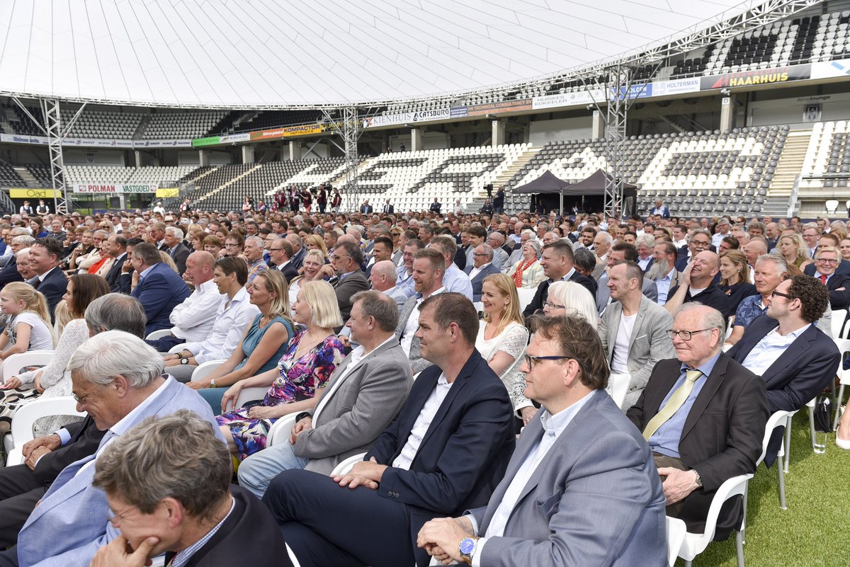 HeraclesAlmelo's tweet photo. Een geweldig afscheid met een lach en een traan. Voorzitter bedankt! https://t.co/7yG1r8Ma3Z