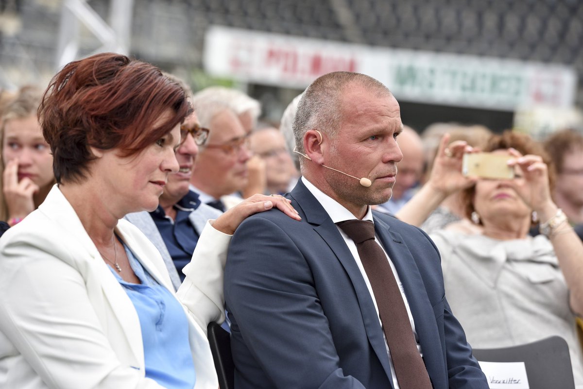 HeraclesAlmelo's tweet photo. Een geweldig afscheid met een lach en een traan. Voorzitter bedankt! https://t.co/7yG1r8Ma3Z