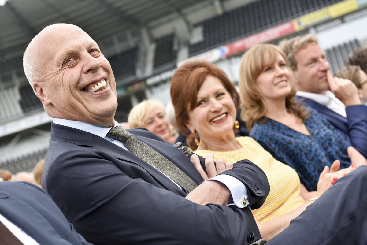 HeraclesAlmelo's tweet photo. Een geweldig afscheid met een lach en een traan. Voorzitter bedankt! https://t.co/7yG1r8Ma3Z