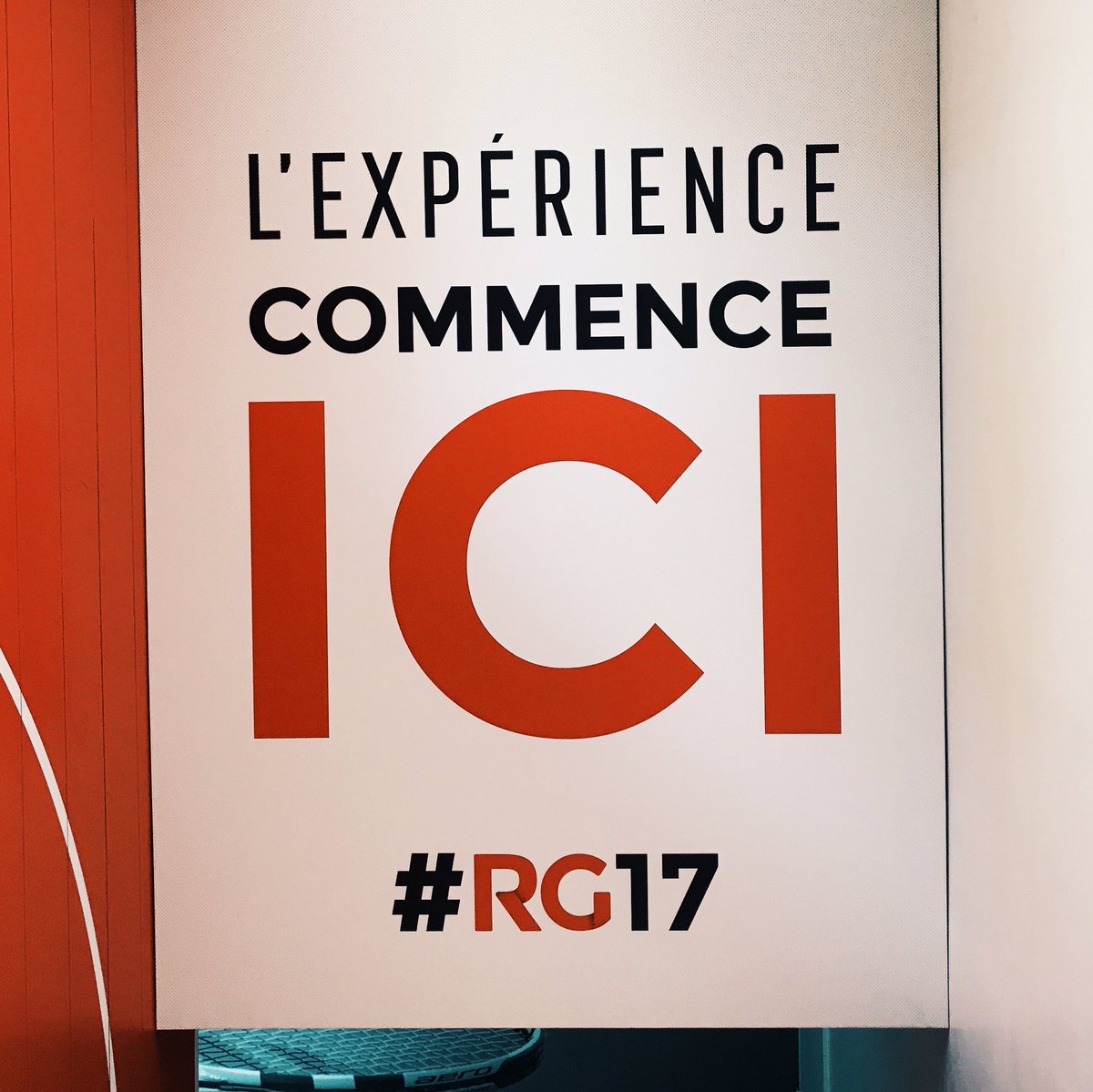 SportBuzzBizz's tweet photo. Ateliers de cordage, tennis en réalité augmentée, présentation du futur stade : c'est au #RGLab ! #Rg17 #InsideRG https://t.co/UZxp1ndlkZ