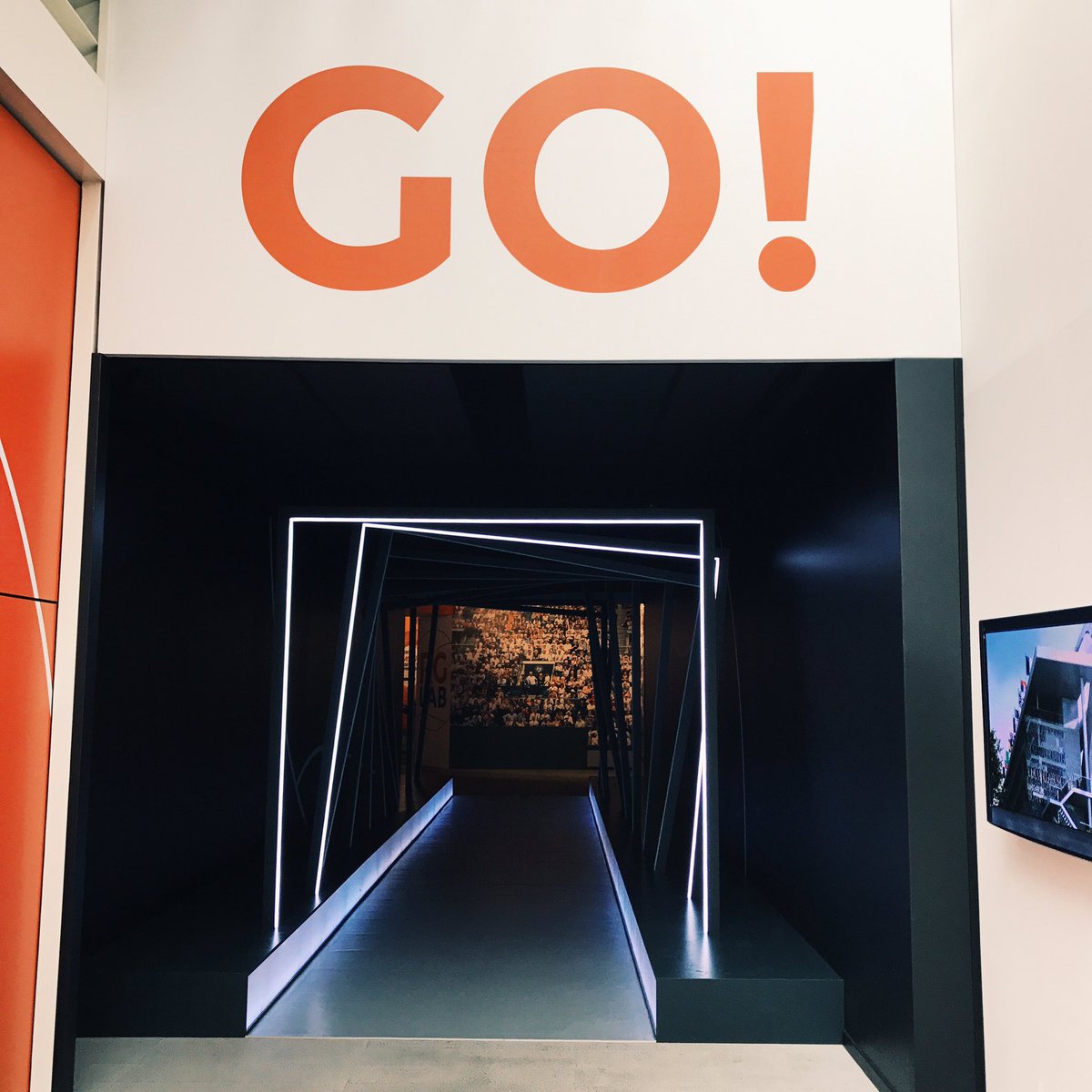 SportBuzzBizz's tweet photo. Ateliers de cordage, tennis en réalité augmentée, présentation du futur stade : c'est au #RGLab ! #Rg17 #InsideRG https://t.co/UZxp1ndlkZ