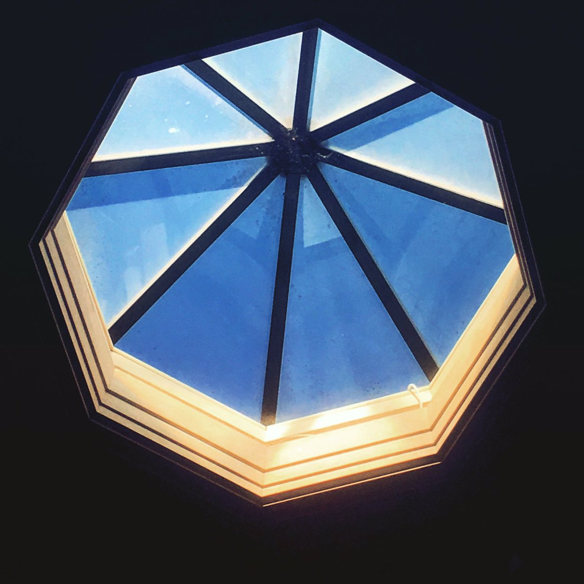 JulieGittoes's tweet photo. Sun streaming through Chapter House skylight @GuildCath after #eveningprayer #ThyKingdomCome #TKC17 #ComeHolySpirit https://t.co/q3z4XCaO8x