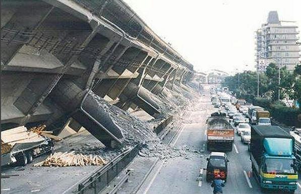 Mundo_Hormigon's tweet photo. Colapso de viaducto. Terremoto de Kobe, (Japón) en 1995 https://t.co/iLONPf6JJF