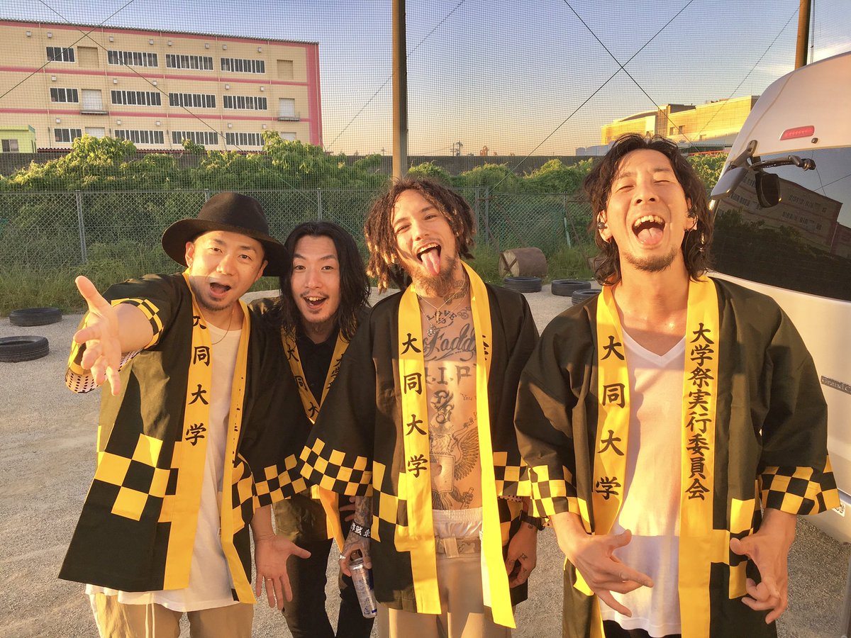 ZAXはバンドのメンバーとして、リズム隊の相棒として、ドラマーとして、バンド関係なく人生の友達として。 何でも話せるし俺にとってなくてはならない奴で、他 の誰でも替わりがきかない奴。 そしてあほぅ。, image size:1200x900