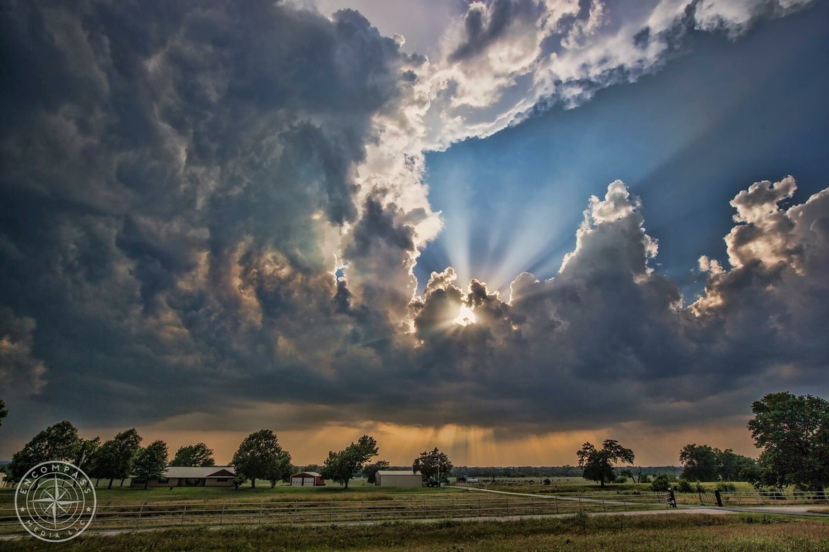 OKChaser1's tweet photo. Sunset near Davis Oklahoma. #stormchasing #encompassmediallc #richardrowephoto #oklahoma #sunset https://t.co/1Hawy0kmrS