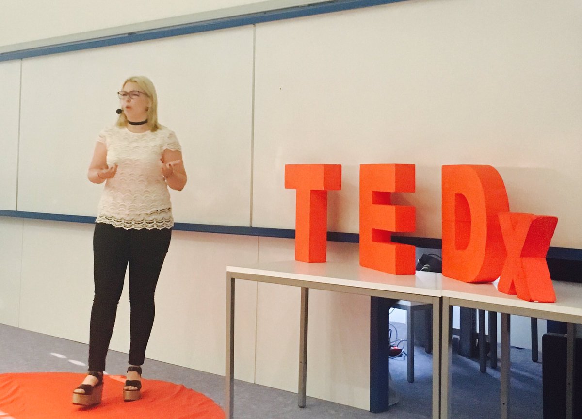 Nastopila je tudi Eva Vrščaj z uvodnim stavkom: "Sem Eva in sem cepljena - približno 14-krat." #tedx #tedxul #tedtalk