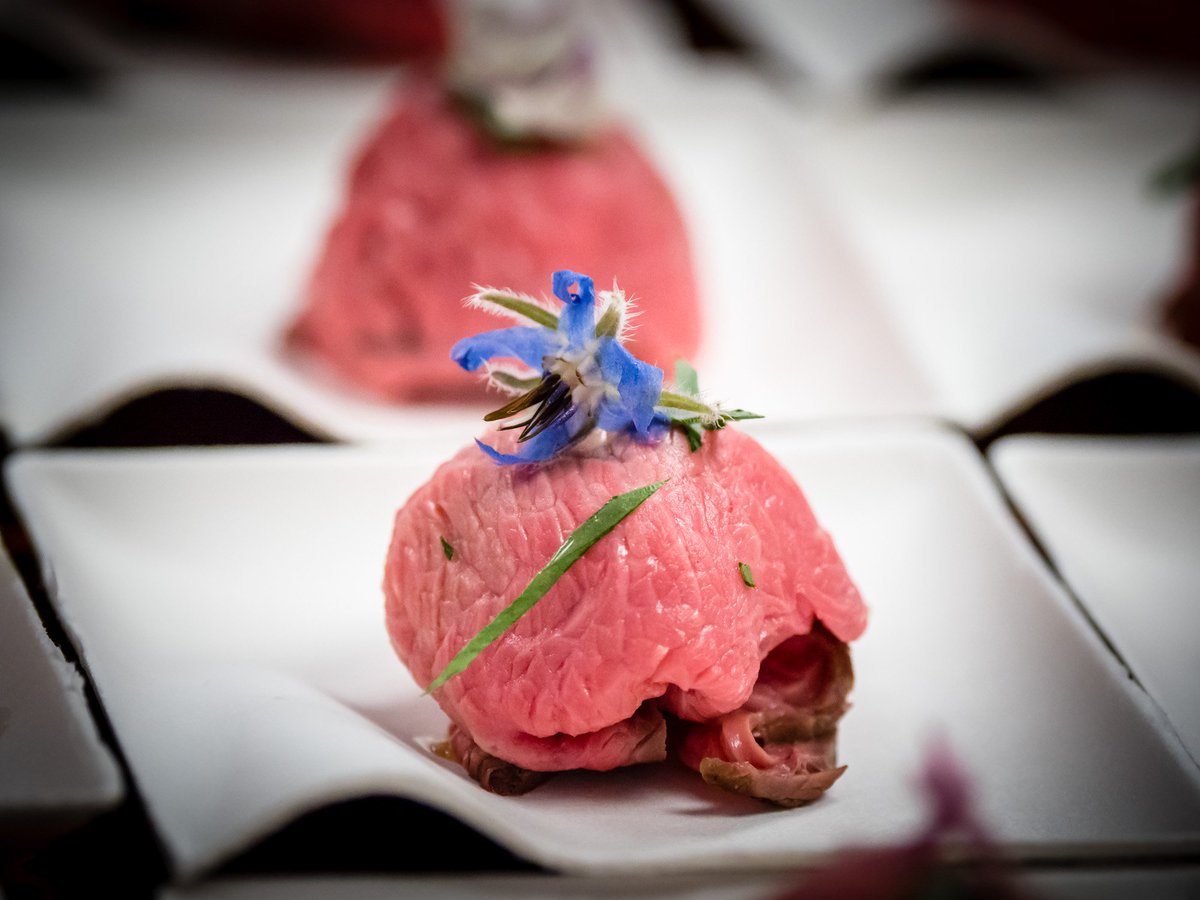 selecta_spa's tweet photo. #30maggio #meatacademy Tra le sapienti mani dello chef @iglescorelli4 nascono prelibate preparazioni. #meat #primiziediSelecta https://t.co/lUc1qbvczS