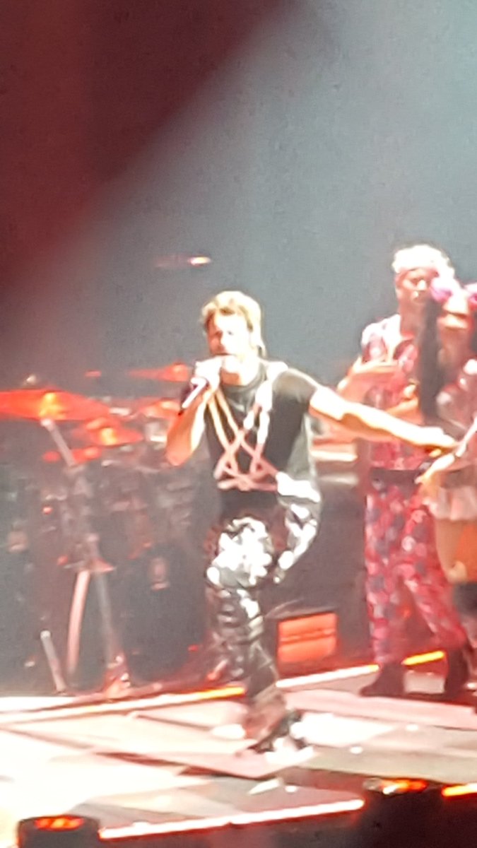 donnamawson's tweet photo. @HowardDonald loved every second #WonderlandLive https://t.co/rrrBAMXlfk