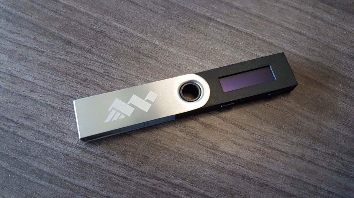 Ledger's tweet image. Ledger is excited to announce upcoming $POSW support for Nano S &amp;amp; Blue. Reserve your collectible edition here: poswallet.com/ico/hw_btc/