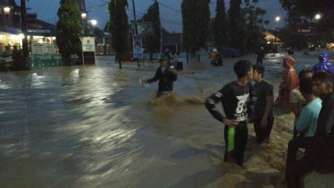 Metro_TV's tweet image. Ratusan Rumah di Padang Terendam Banjir metrotvn.ws/GNGL48pb