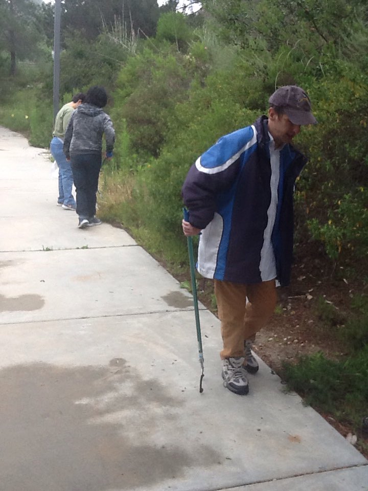 vendingexpress1's tweet photo. #vendingexpress1  volunteering at Miramar Overlook Park https://t.co/DhmqKZryTy