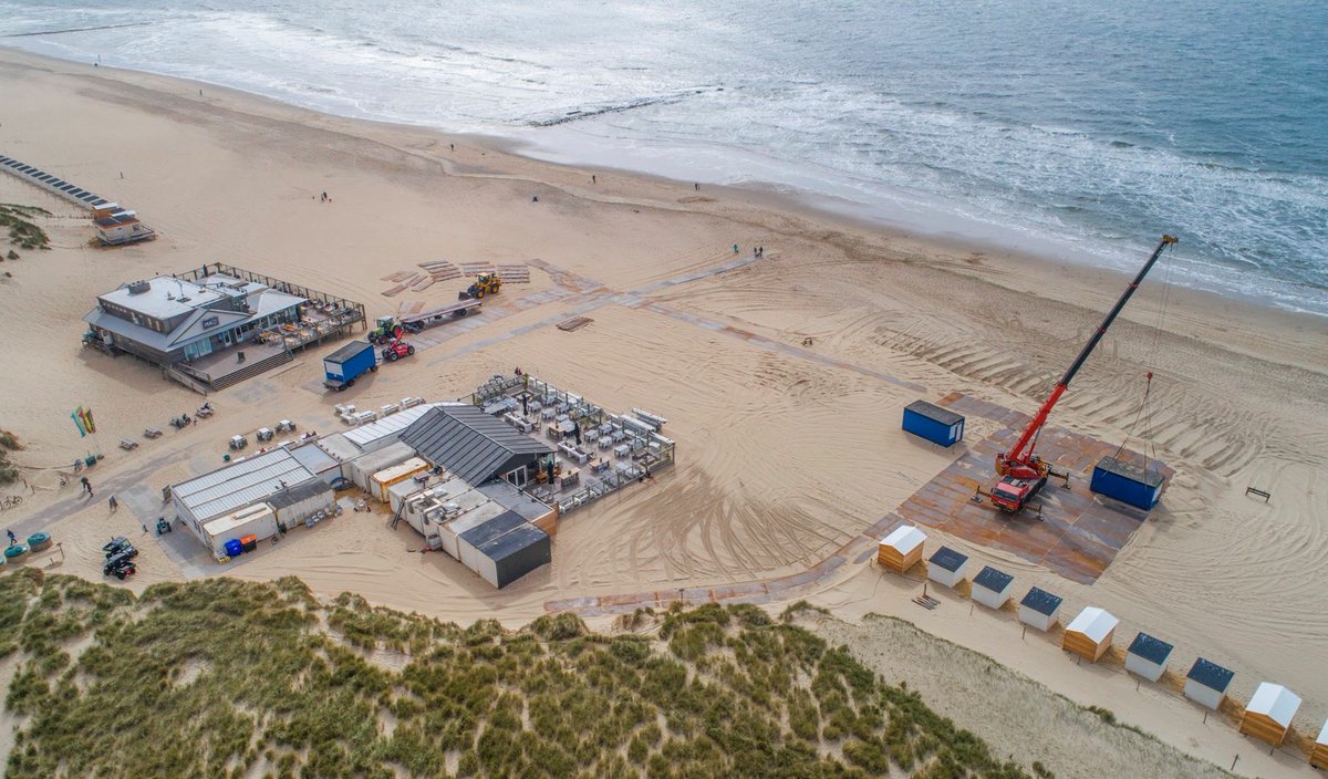 De opbouw op het strand bij @Paal17_Texel is nu echt begonnen. Wij hebben zin in de 40e #RoundTexel. CU next week
