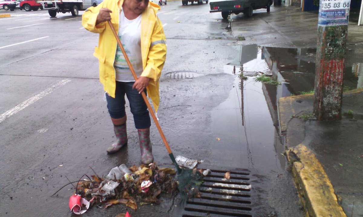 AyuntamientoVer's tweet photo. Realizan PC y Servicios Municipales labores de limpieza Av. Miguel Alemán. https://t.co/mD4Q7TU5vY